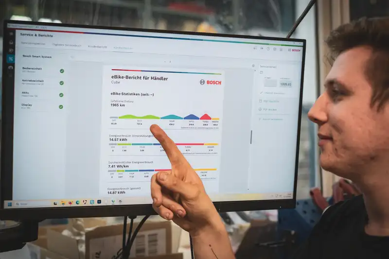 Werkstattmitarbeiter bei der Bosch E-Bike-Diagnose am Monitor