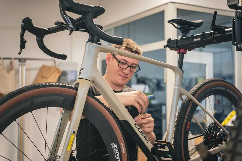 Einstellarbeiten an einem CUBE Nuroad in der Fahrradwerkstatt